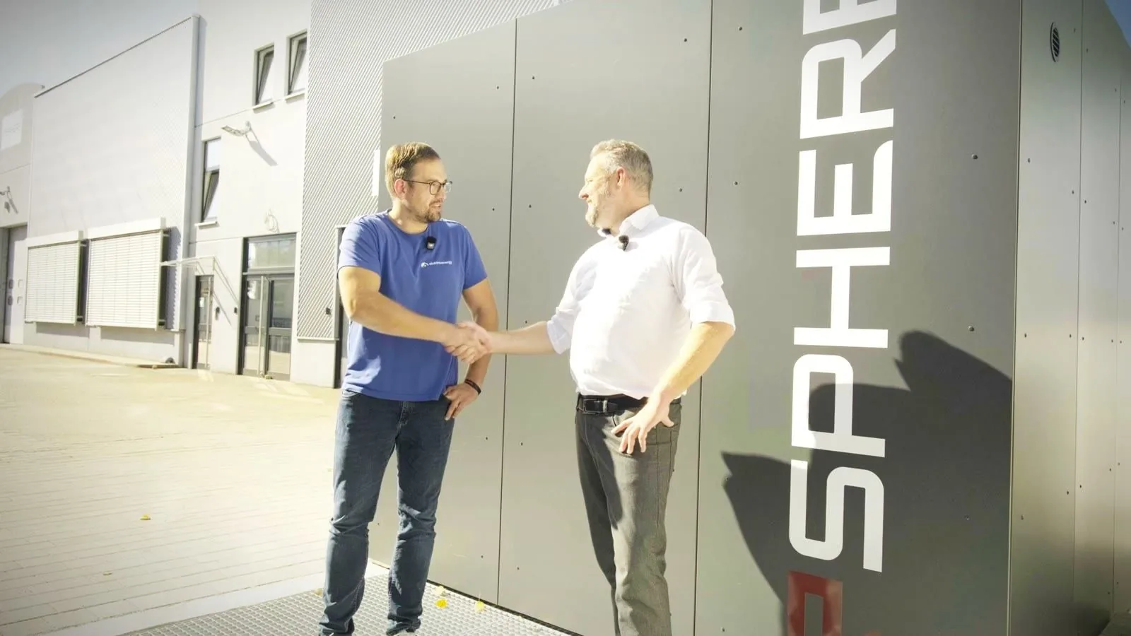 Elektro Energy und eSphere beim Handschlag vor der Montagehalle in Bad Friedrichshall