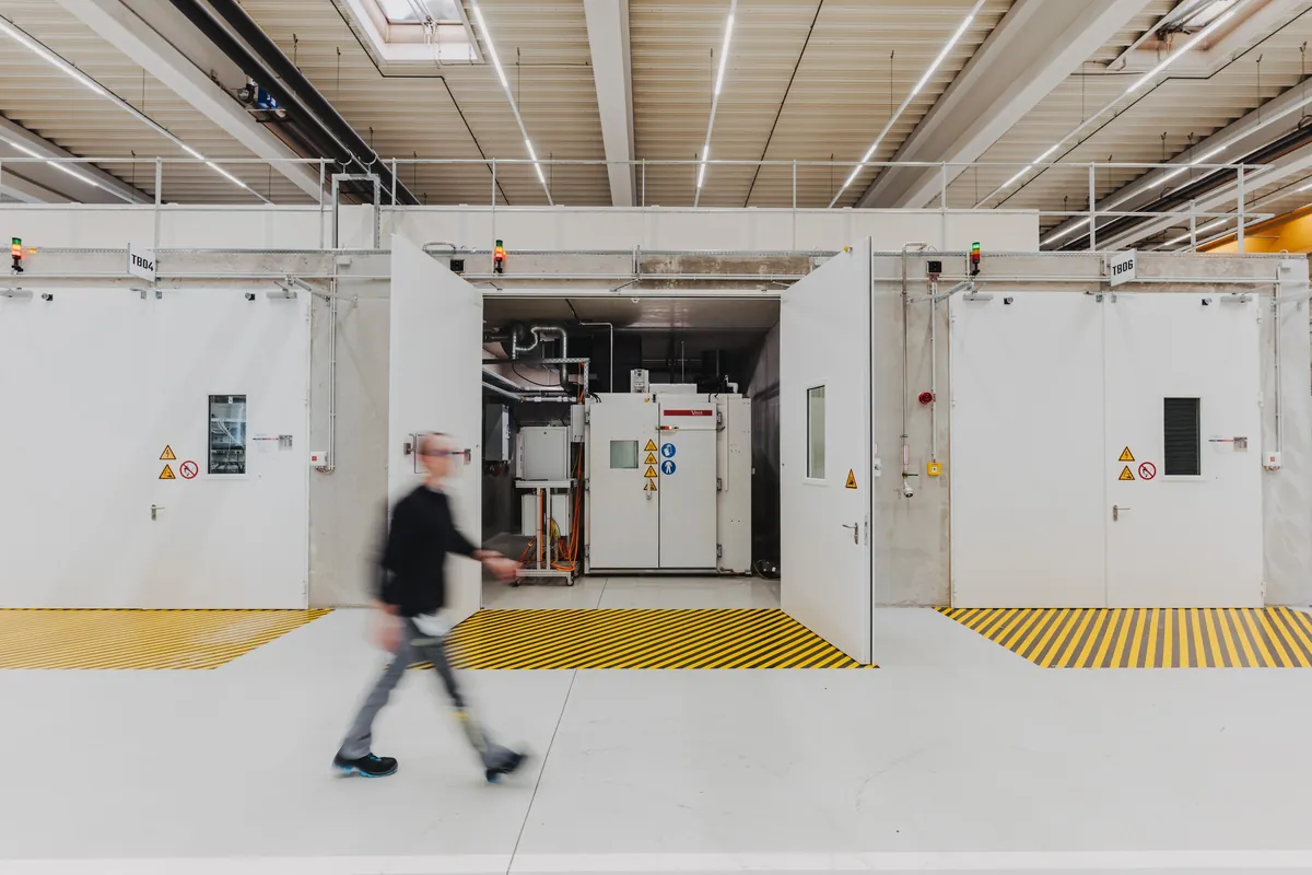 Prüfhalle im Testzentrum von eSphere mit geöffneter Prüfbox und Klimakammer