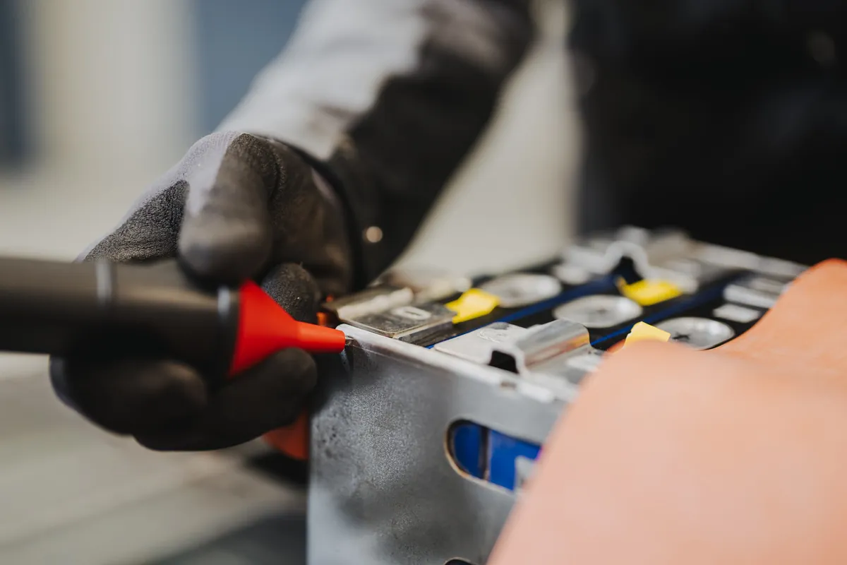 Messspitze an den Zellverbindern eines Batteriemoduls