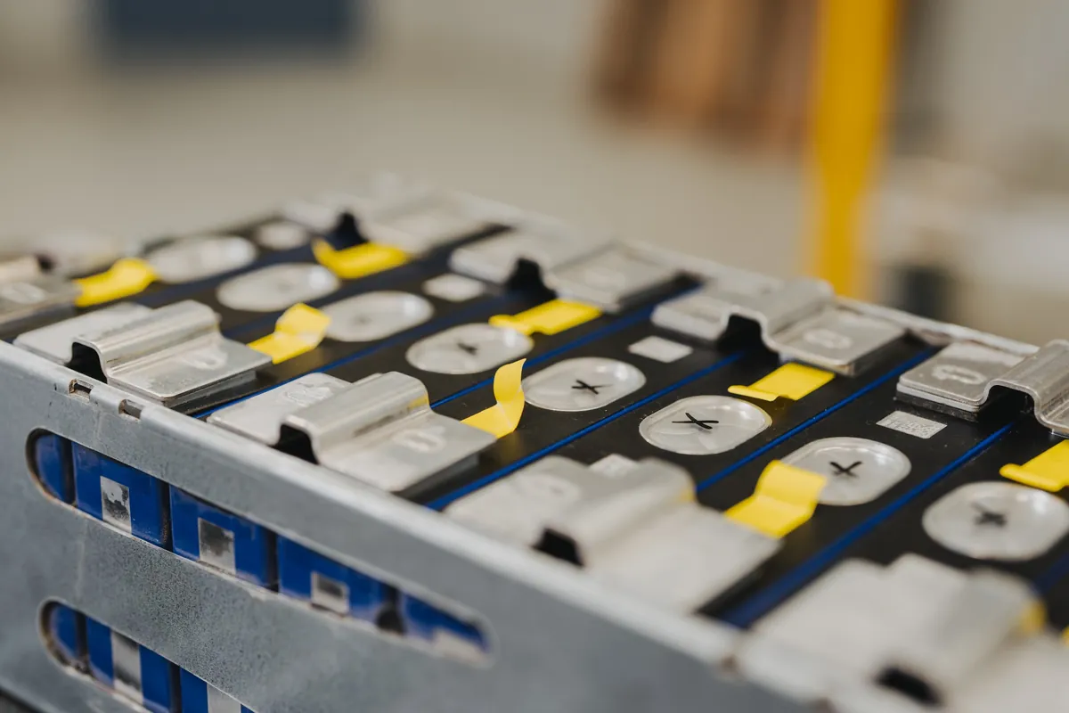 Nahaufnahme eines Batteriemoduls mit prismatischen Zellen und Zellverbindern
