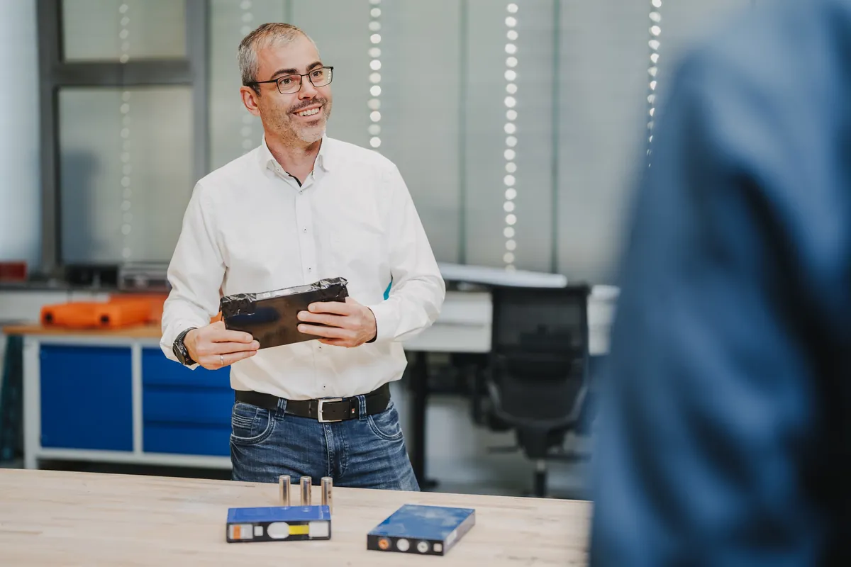 Mitarbeiter von eSphere mit Pouch-, prismatischen und Rundzellen