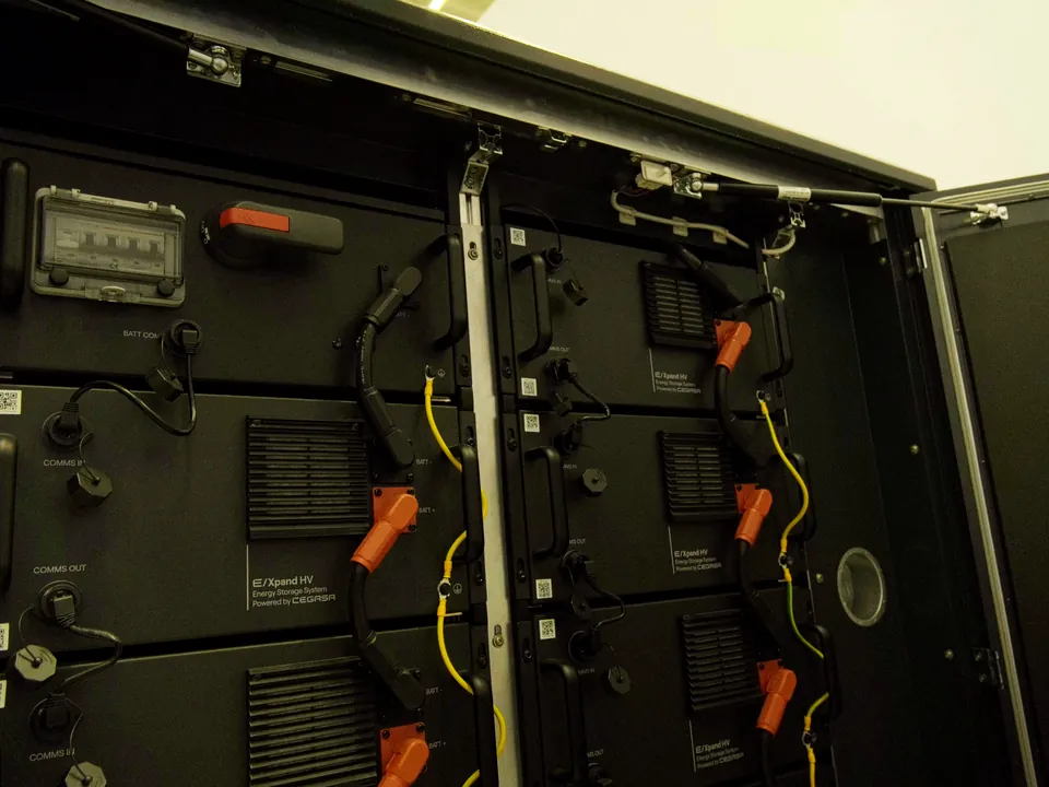 Batteriemodule und Verkabelung in einem geöffneten Speicherschrank