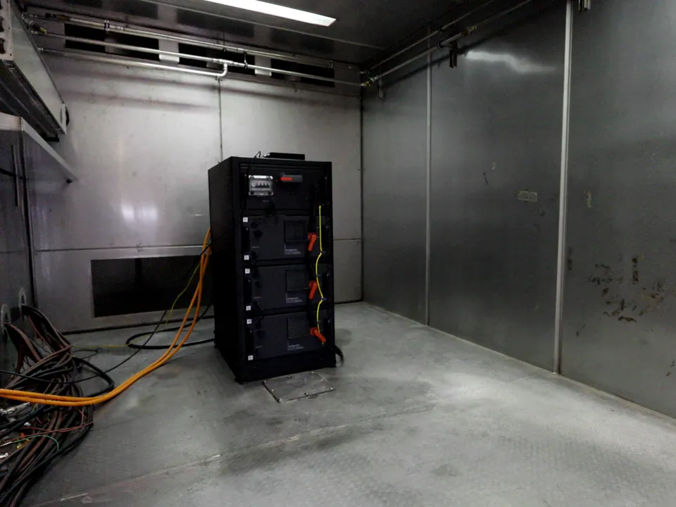Prüfkammer im Testzentrum von eSphere mit einem Batteriesystem
